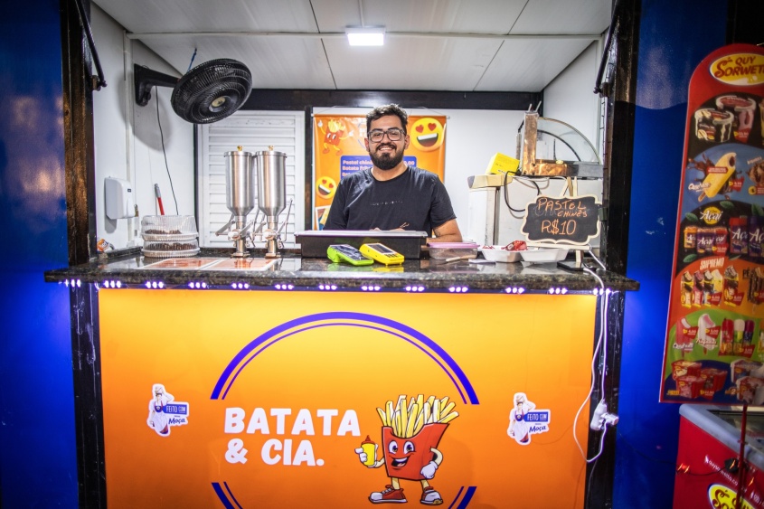Gustavo de Andrade Galvão trabalha na Praça do COC há seis anos. Foto: Alisson Frazão/Secom Maceió