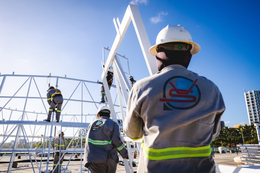 Ilumina realiza a montagem da árvore de Natal no Marco dos Corais. Foto: Jonathan Lins/Secom Maceió