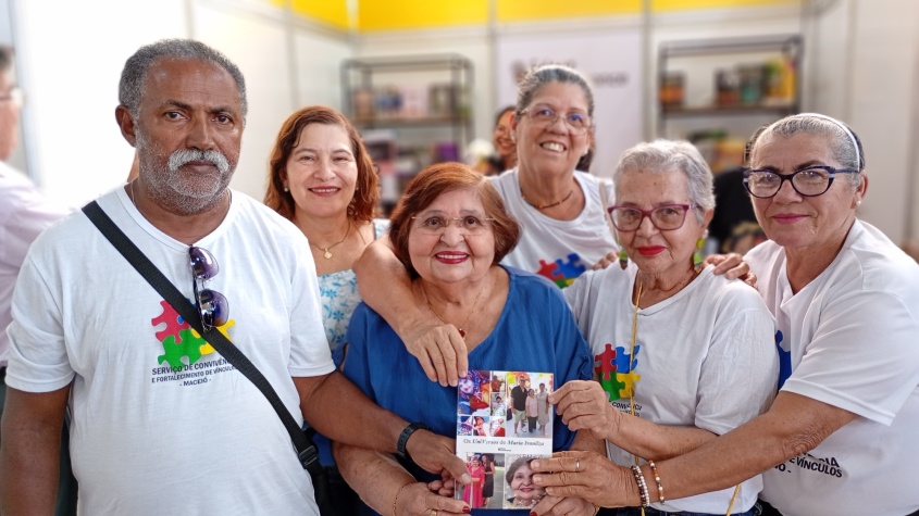 Autora com amigos do Serviço de Convivência. Foto: Ascom Semdes