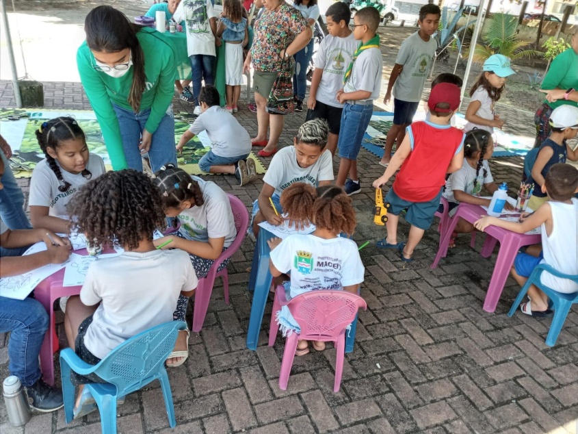 Crianças se divertiram num espaço para leitura e brincadeiras. Foto: Cras Dom Adelmo Machado