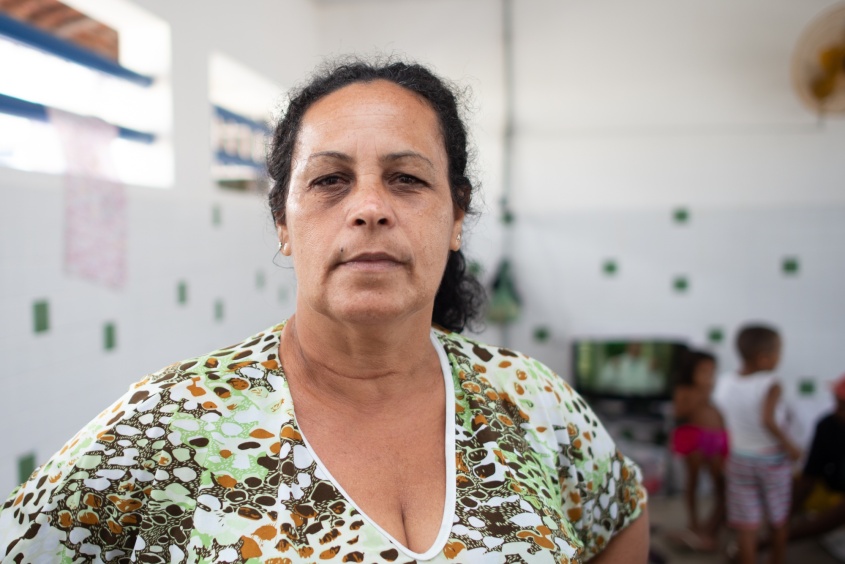 “Pelo menos, aqui no abrigo temos bastante comida", é o que diz, Maria Eliana. Foto: Juliete Santos / Secom Maceió