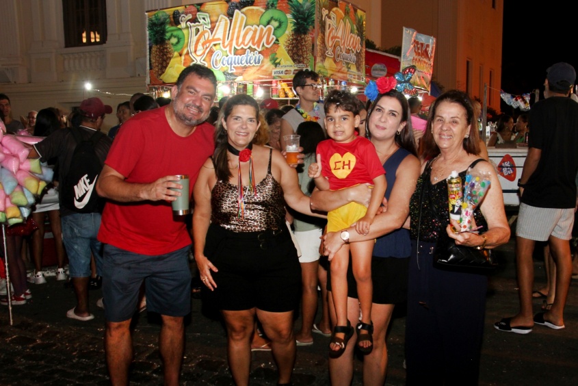 Karina Peixoto, disse estar contente por poder partilhar momentos como esse ao lado da família e guardar boas memórias para o filho. Foto: Neno Canuto/Secom Maceió