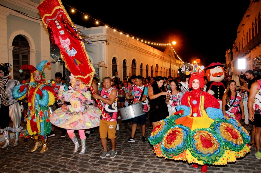 Gambiarras (ao fundo) garantem maior visibilidade aos blocos que desfilaram nas prévias carnavalescas. Foto: Neno Canuto/Secom Maceió