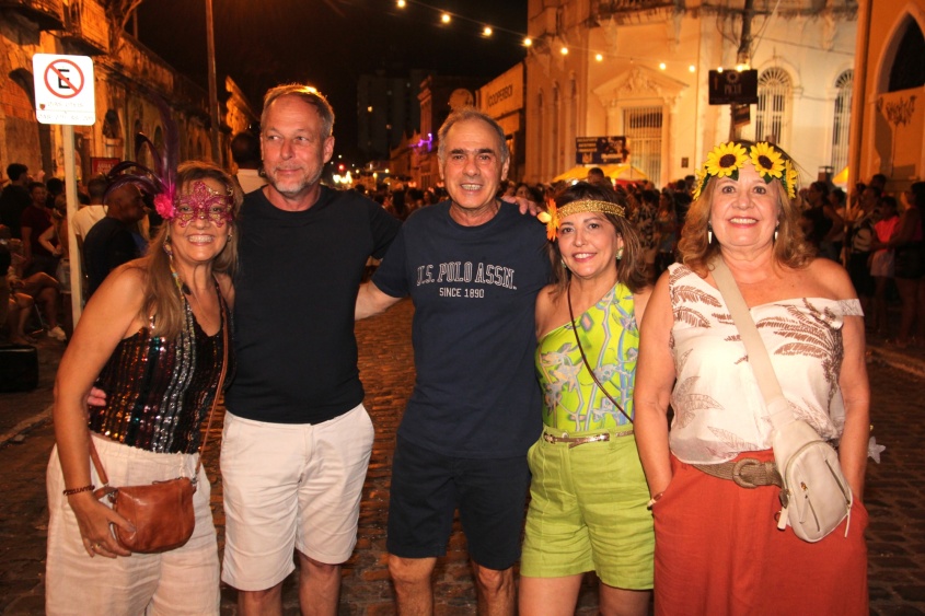 Dora Nunes ao lado do esposo e amigos. Foto: Neno Canuto/Secom Maceió