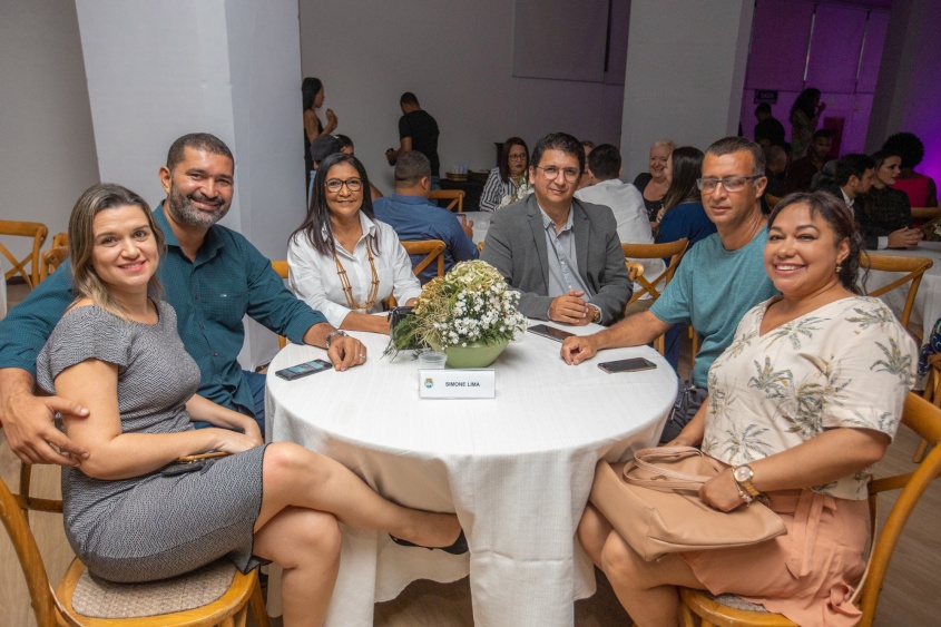 A inspetora geral da GMM recebeu o troféu ao lado da família, amigos e do secretário municipal de Segurança Comunitária e Convívio Social, Alex Pereira. Foto: Itawi Albuquerque / Secom Maceió