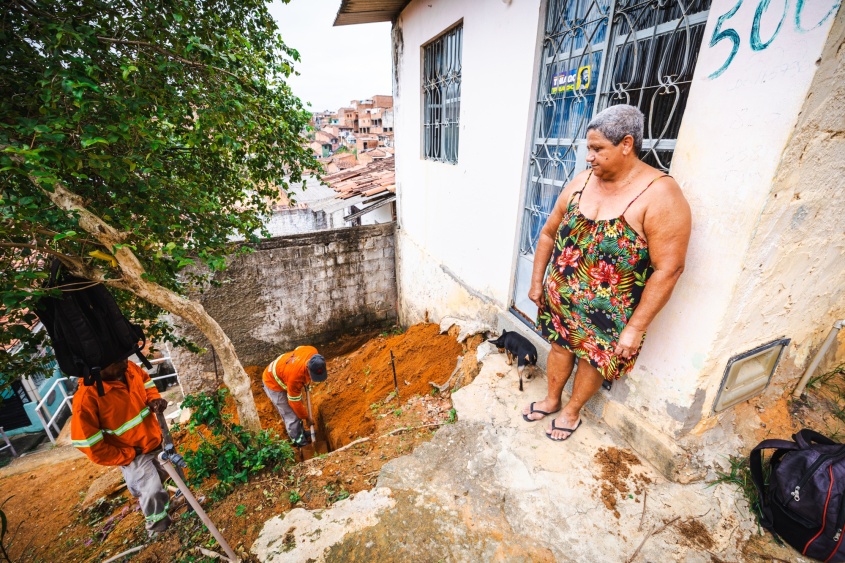 Acesso à casa de Dona Cícera antes da conclusão da obra. Foto: Jonathan Lins/ Secom Maceió