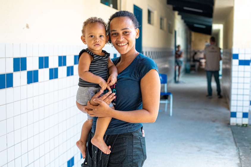Juliana está no abrigo Padre Cabral, em Fernão Velho, junto com a mãe, a tia e demais vizinhos (Foto: Célio Junior/Secom Maceió)