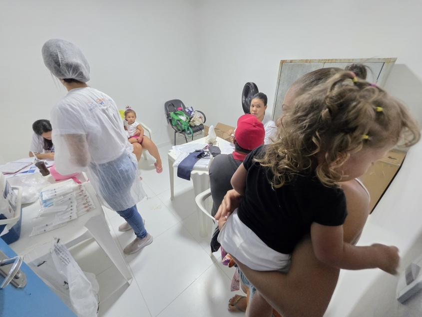 Rafaela Silva leva filha para se vacinar. Foto: Beto Macário/ Secom Maceió
