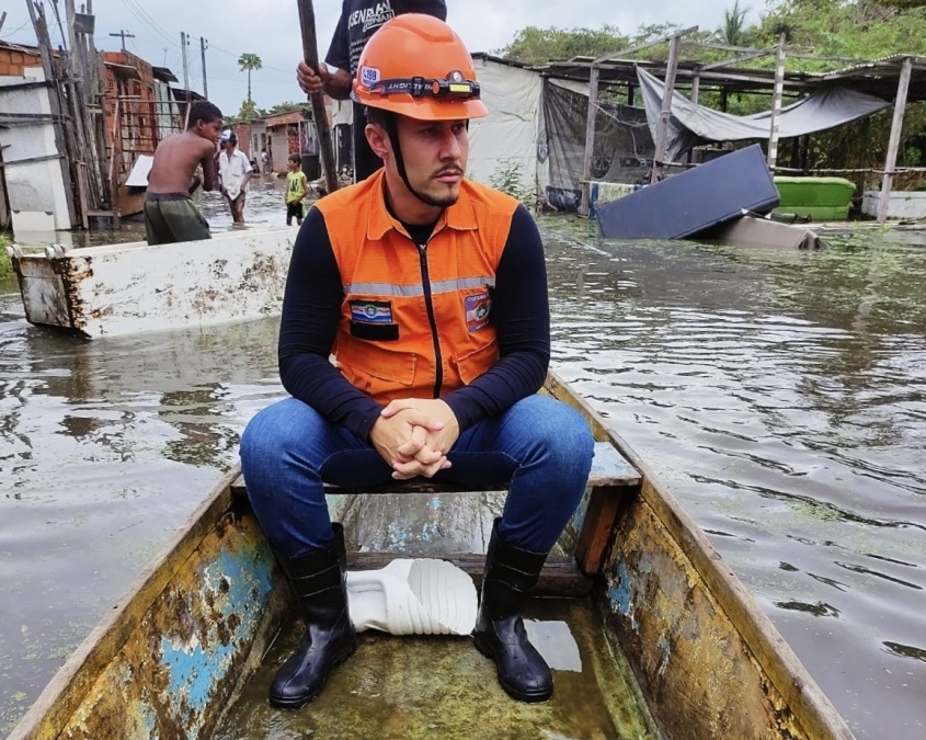 Emissão de alerta com antecedência permitiu a evacuação de várias regiões ribeirinhas em 2022. Meteorologista também atuou nos resgates. Foto: Ascom Defesa Civil.