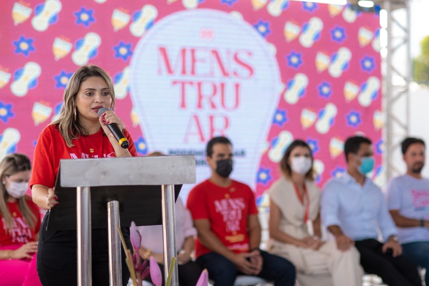 Coordenadora do Gabinete de Políticas Públicas para Mulheres, Ana Paula Mendes, discursa em prol das alunas do Município. Foto: Itawi Albuquerque/Secom Maceió