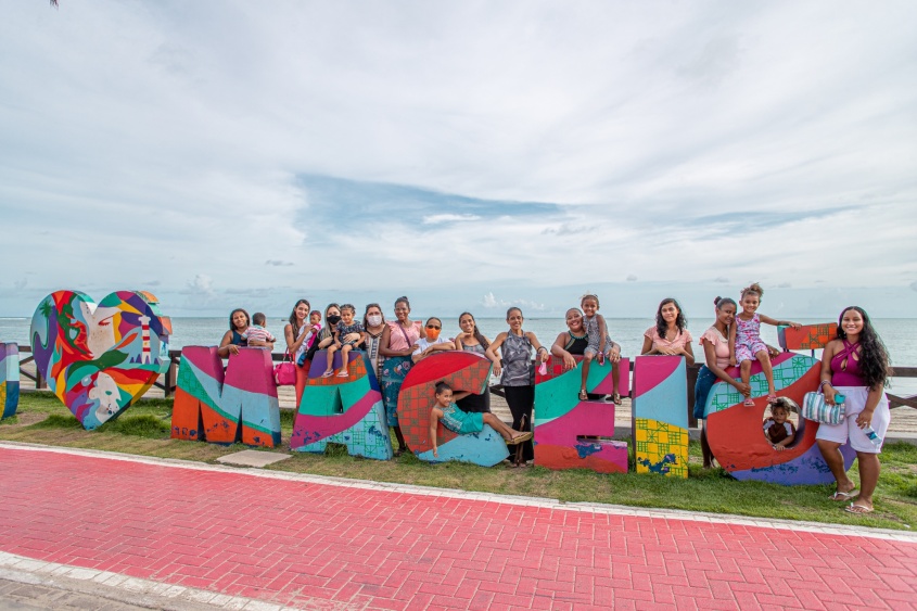 Mulheres  tiveram um dia lazer na orla da Ponta Verde. Foto: Célio Júnior