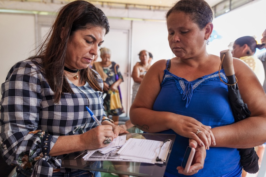 Maria Tereza (de azul) realizando cadastro para estudar. Foto: Alisson Frazão/ Secom Maceió