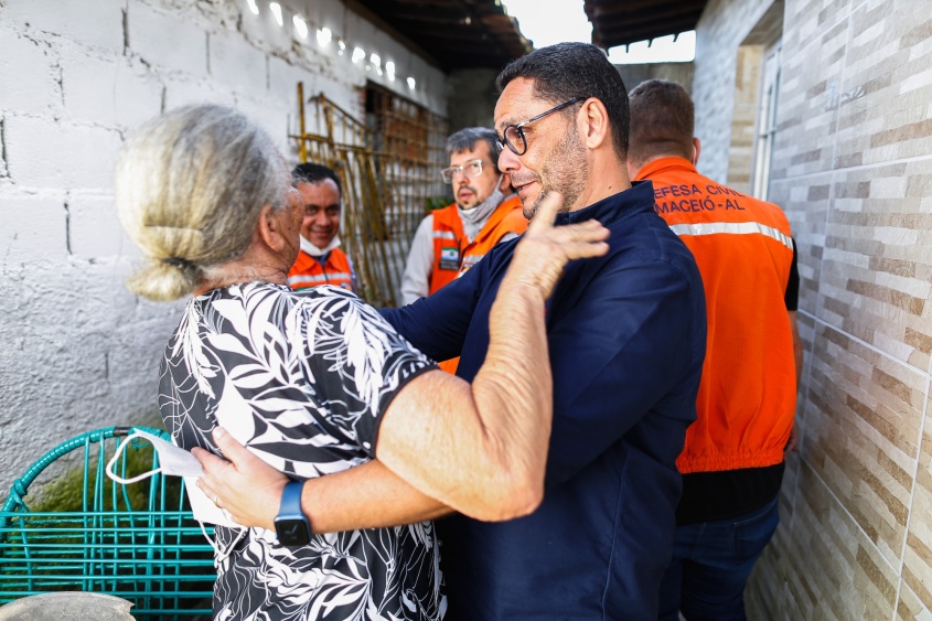 Coordenador do GGI dos Bairros, Ronnie Mota, acompanhou a ação e conversou com moradores. Foto: Alisson Frazão/Secom