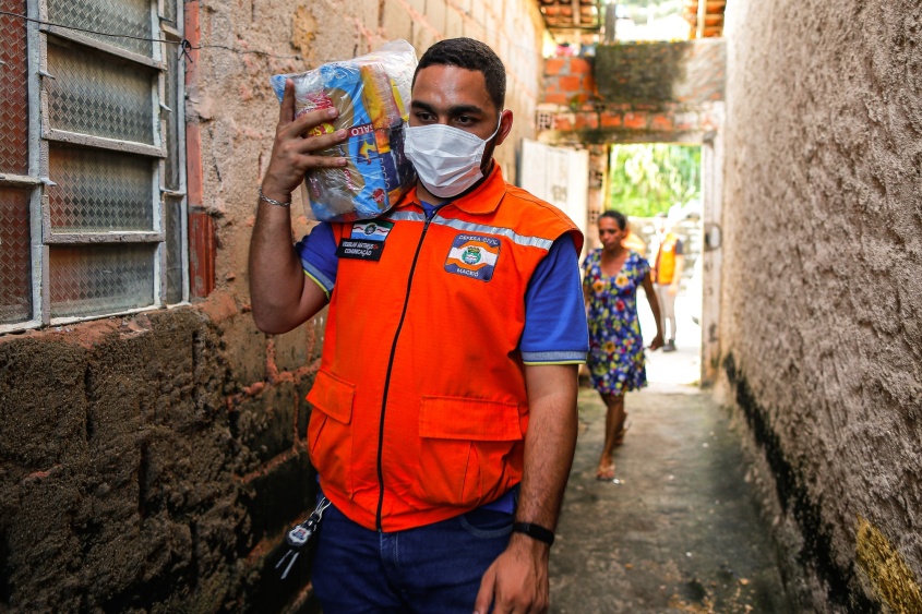 Famílias dos bairros atingidos pela inundação recebem ajuda humanitária. Foto: Alisson Frazão/Secom
