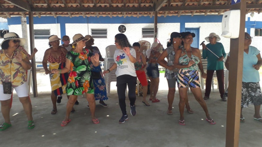 Dança e muita animação marcaram o passeio ao litoral Norte de Maceió. Foto: Cras Área Lagunar