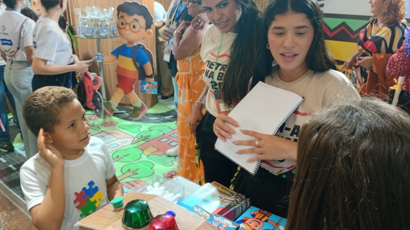 Joel Guilherme se divertiu bastante na Bienal. Foto: Ascom Semdes