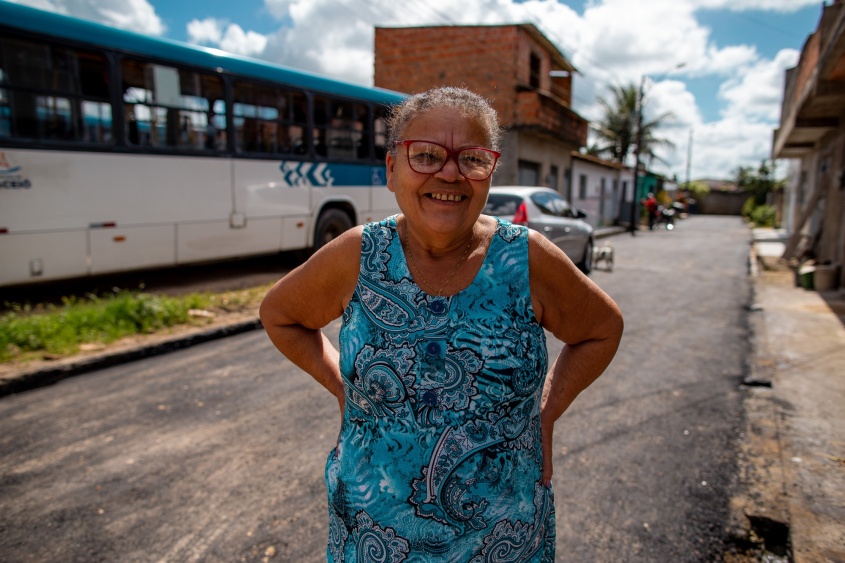 Dona Meury Silva comemora rua pavimentada. Foto: Alisson Frazão/Secom Maceió