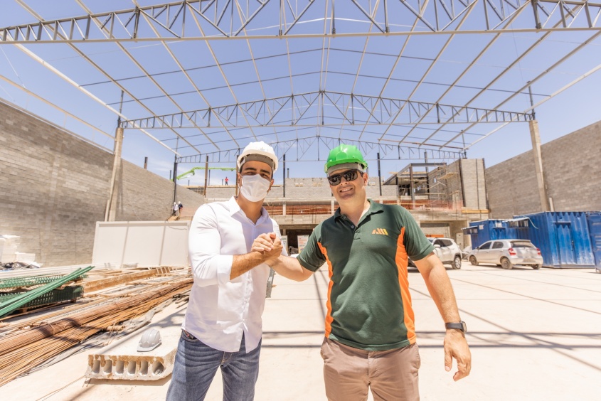Prefeito JHC e Alexandre Mendonça celebram a parceria para a geração de 1.200 empregos em Maceió. Foto: Edvan Ferreira / Secom Maceió