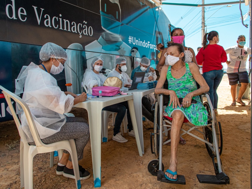 Givalda Izaura foi levada pela nora, Rubenita, para tomar a segunda dose. Foto: Célio Júnior/Secom Maceió