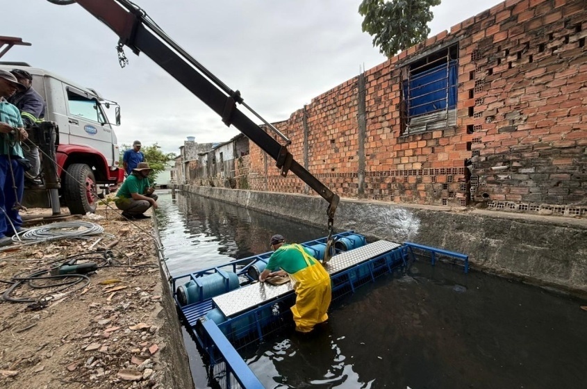 Instalação das ecobarreiras nos canais da capital. Foto: Walisson Vieira/ Ascom Alurb