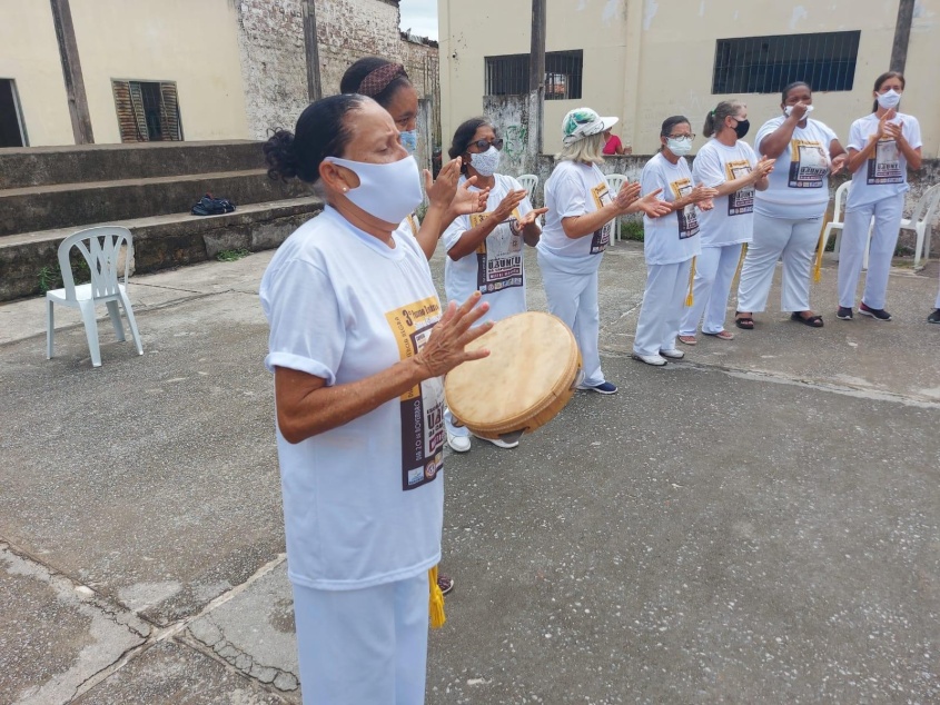 Cerca de 30 mulheres da melhor idade participam das aulas semanais. Foto: Luiz Felipe Pimentel (estagiário)/Ascom Semas