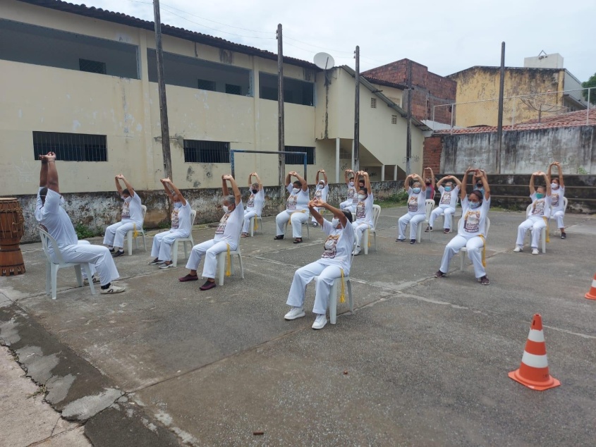 Capoeiristas fazem alongamentos antes da roda de capoeira. Foto: Luiz Felipe Pimentel (estagiário)/Ascom Semas