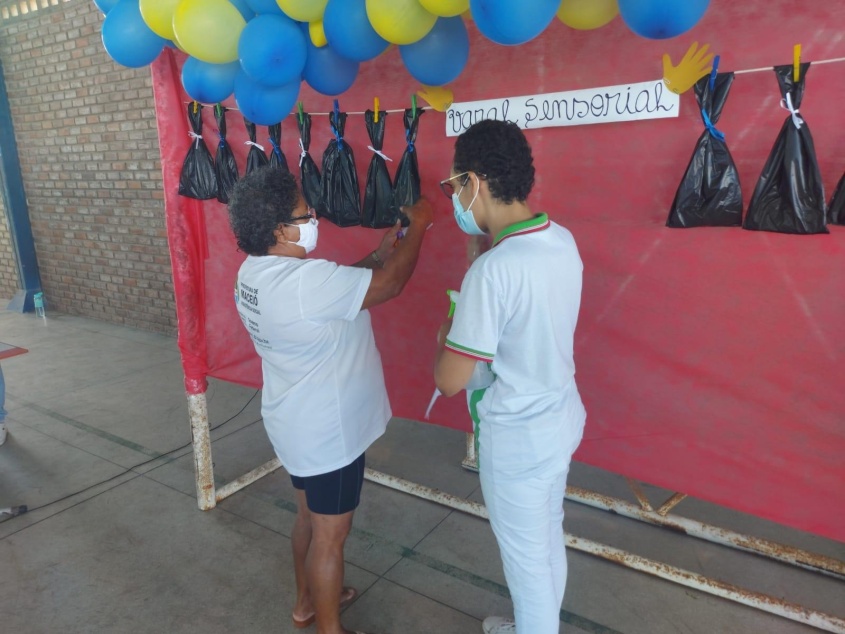 Aluna de enfermagem, Lívia Maria, executou atividades sensoriais com idosos (Foto: Luiz Felipe Pimentel (estagiário)/Ascom Semas)