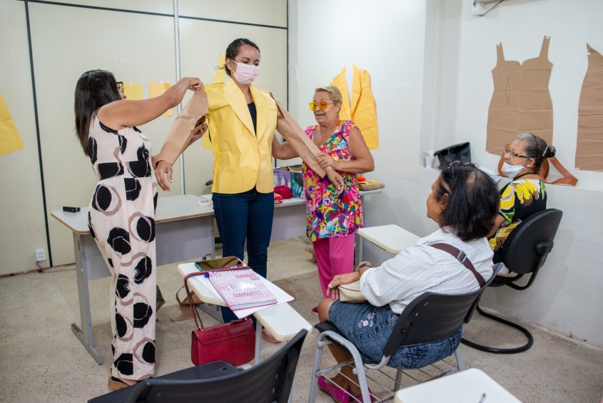 Técnicas inovadoras auxiliam profissionais de costura a ganhar mais tempo na criação de peças (Foto: Juliete Santos/Secom Maceió)