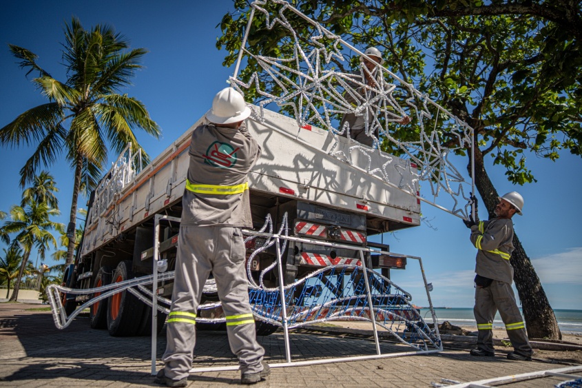 Equipes trabalham para instalar iluminação especial de Natal. Foto: Edvan Ferreira/Secom Maceió