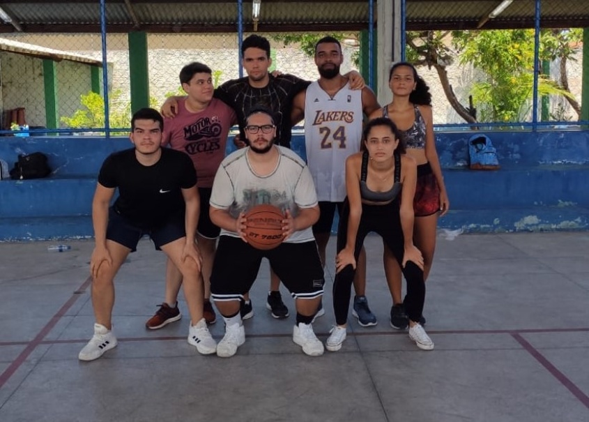 Edla e amigos aproveitam portas abertas de escolas aos fins de semana para a colocar a prática esportiva em dia. Foto: Cortesia