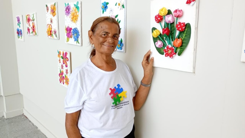 Dona Maria José, 71 anos, produzui dois quadros. Foto: Ascom Semdes