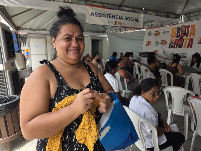 Valdevina Barbosa, de 43 anos, esperando ansiosamente pelo seu atendimento. Foto: Beto Macário/Secom Maceió