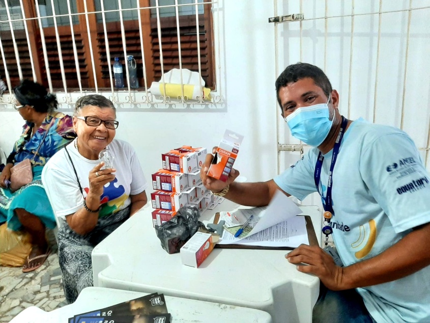 Dona Lourdes participa das atividades do Cras há cinco anos e já busca economizar energia elétrica em sua casa. Foto: Cras Área Lagunar
