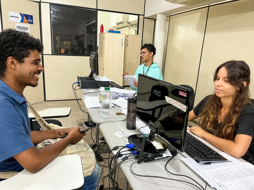 Lucas, 18 anos, fez pela primeira vez o cadastro do currículo profissional no Sine Maceió (Foto: Tatiane Gomes/Ascom Semtabes)