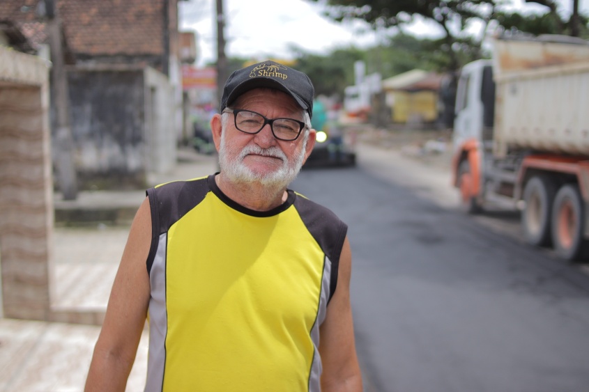 Moradores comemoram asfalto novo. Foto: Júnior Bertoldo/Secom Maceió