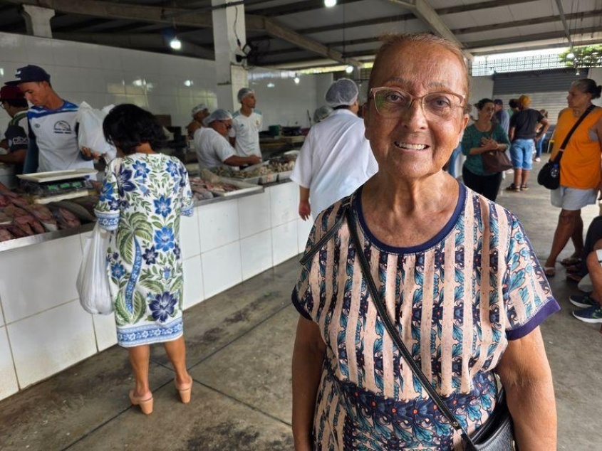 Leda destaca a importância de manter a tradição na compra dos pescados para o feriadão. Foto: Beto Macário/ Secom Maceió