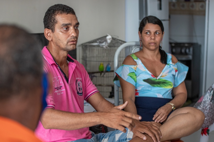 Emocionado, Cristiano relata a história ao lembrar do dia em que sua casa desmoronou. Foto: Célio Junior/Secom Maceió