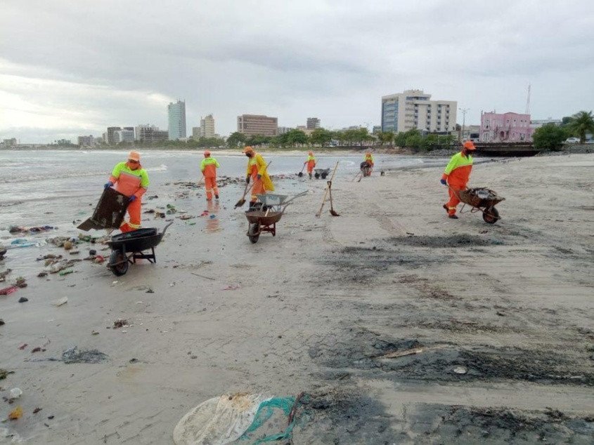 Faixa de areia das praias recebem limpeza durante toda a semana. Foto: Ascom Sudes
