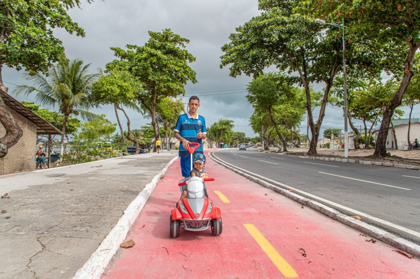 Pai e filho aproveitando a nova ciclovia (Foto: Célio Júnior/Secom Maceió)