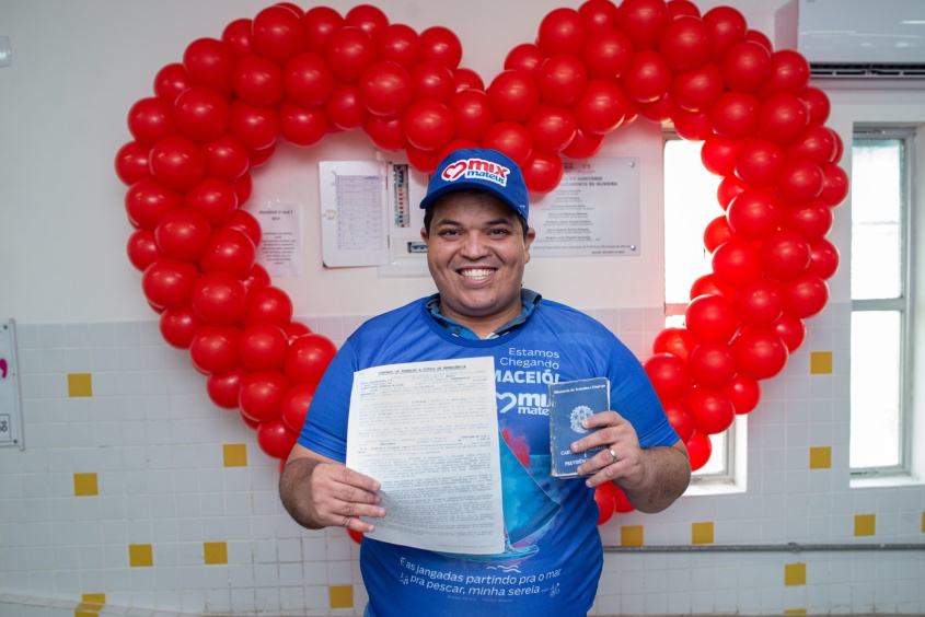 Eduardo Rafael conquistou a vaga de emprego para pessoa com deficiência após cadastrar currículo no Sine Maceió (Foto: Juliete Santos/Secom Maceió)