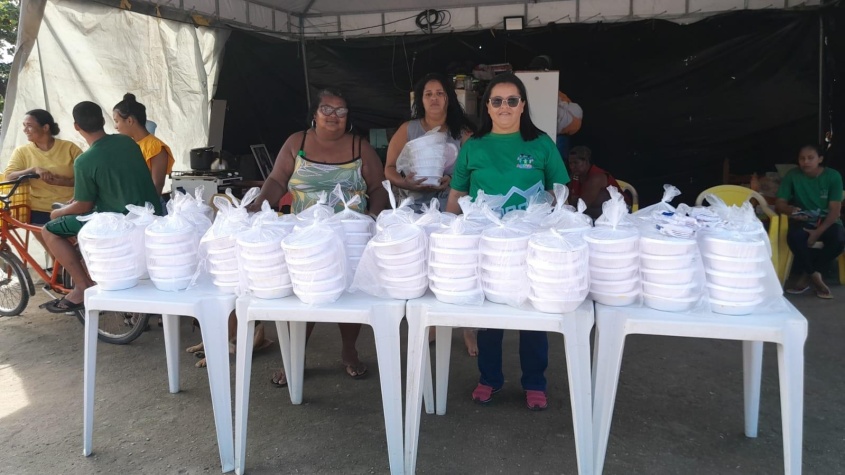 Foram distribuídas mais de cinco mil quentinhas para as pessoas abrigadas. Foto: Cortesia