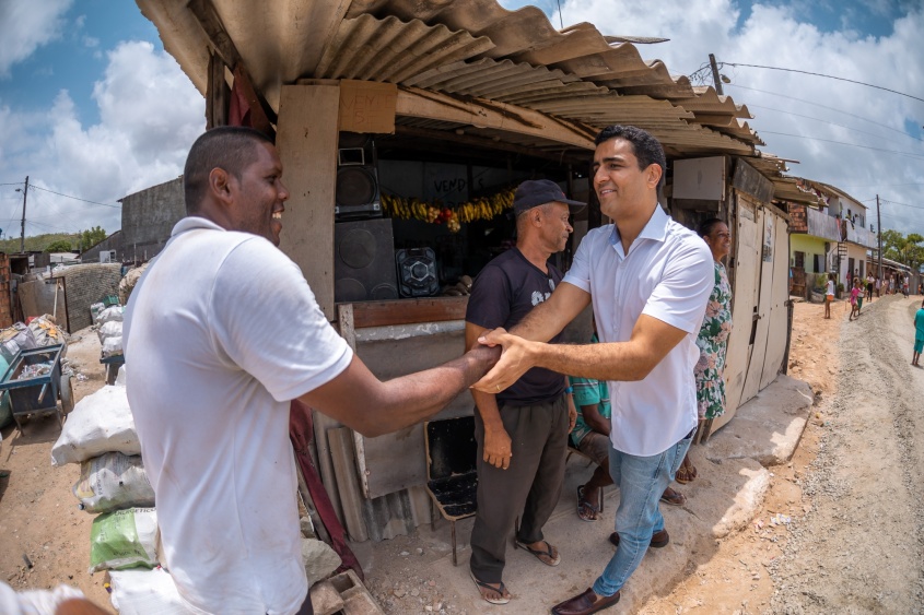 Prefeito JHC dialogou com os moradores sobre o avanço das obras na Vila Emater. Foto: Itawi Albuquerque / Secom Maceió