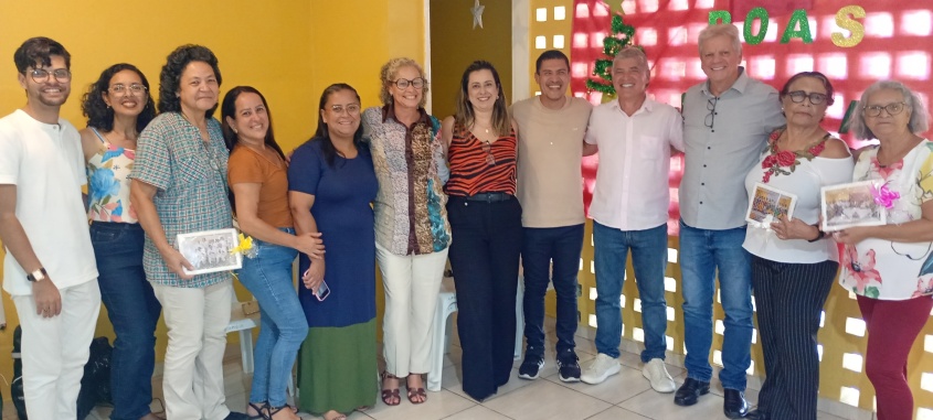 Equipe do Cras Cacilda Sampaio com o secretário Fernando Davino. Foto: Ascom Semdes