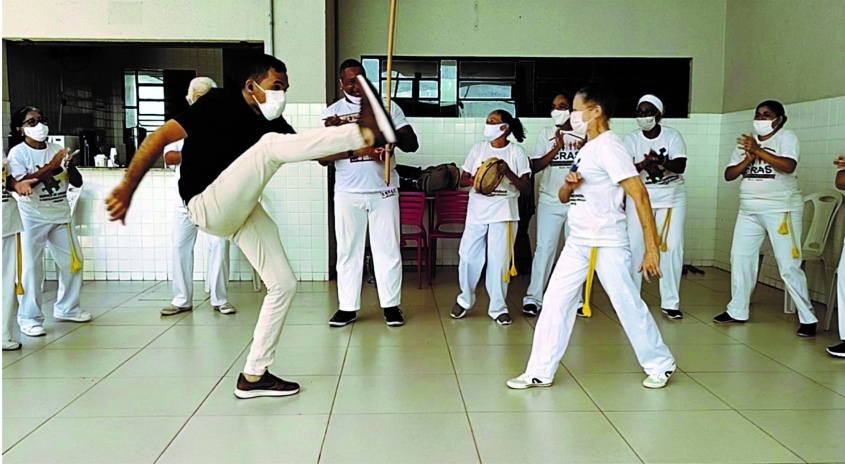 Secretário de Assistência Social de Maceió, Carlos Jorge, participou da roda de capoeira. Foto: Vanessa Napoleão/Ascom Semas