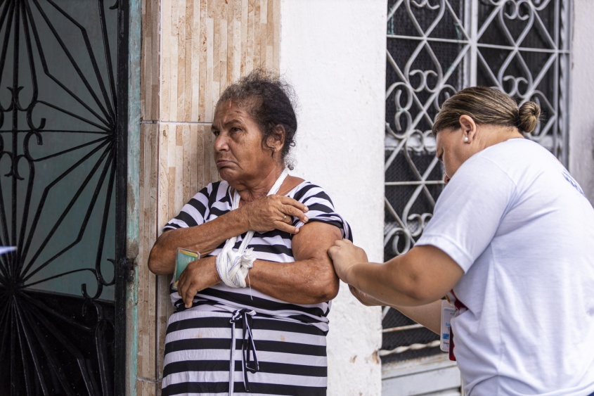 Moradora do Benedito Bentes sendo vacinada. Foto: Felipe Sóstenes/ Secom Maceió