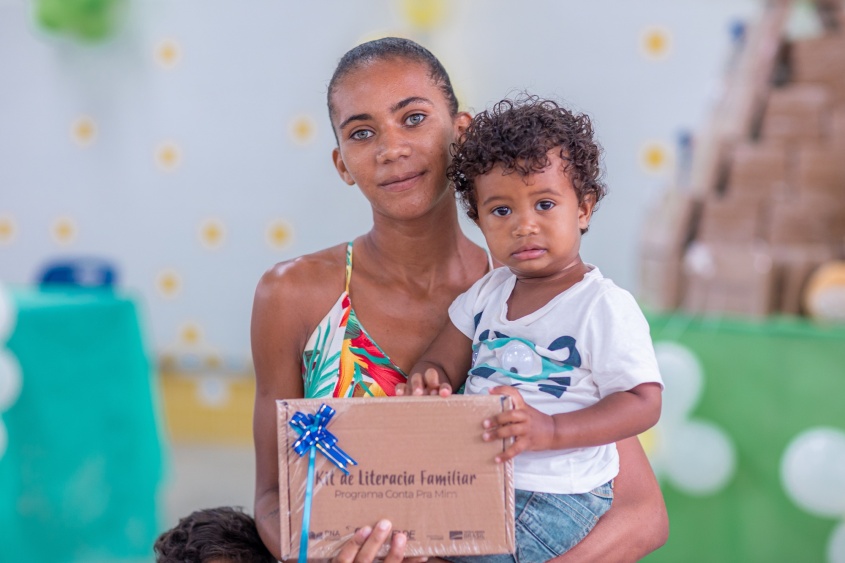 Franciely Lima recebeu seu Kit de literacia familiar. Foto: Itawi Albuquerque/Secom Maceió