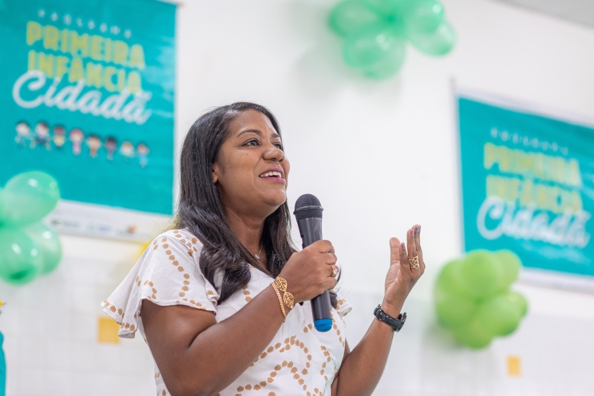 Coordenadora municipal do Primeira Infãncia Cidadã, Wellida Santos, destaca importância dos kits. Foto: Itawi Albuquerque/Secom Maceió
