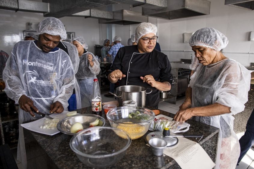 Professora Bárbara Moraes ensinou a receita aos novos alunos.  Foto: Alisson Frazão/ Secom Maceió