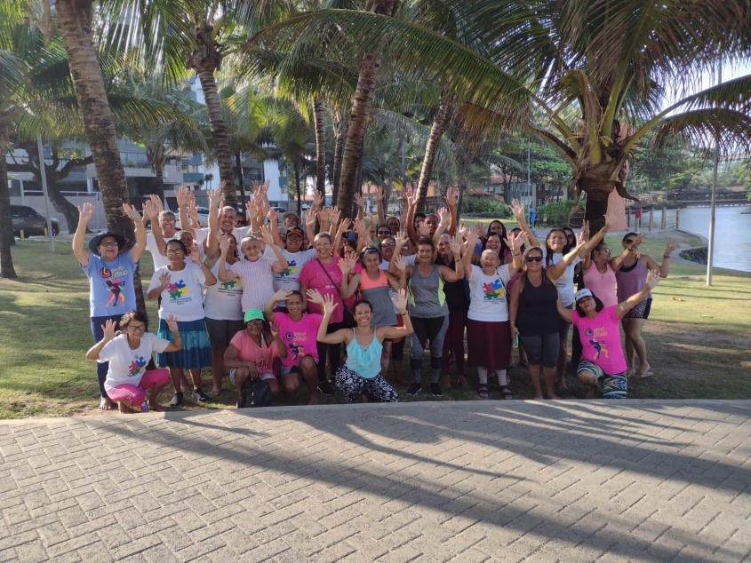 Grupo animado do Cras Terezinha Normande fez atividade física na Praia da Jatiúca. Foto: cortesia