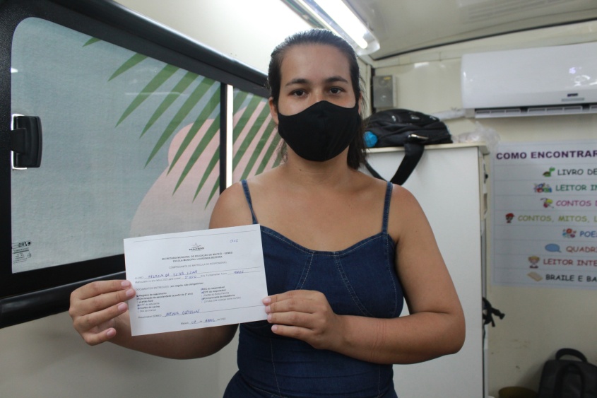 Rafaela da Silva mostra o comprovante de matrícula de sua filha. Foto: Jamerson Soares  (estagiário)/Ascom Semed